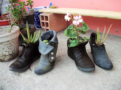 Con o sin cordones – Macetas con zapatos y botas