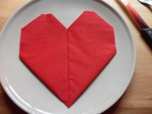 Servilleta en forma de corazón para San Valentín